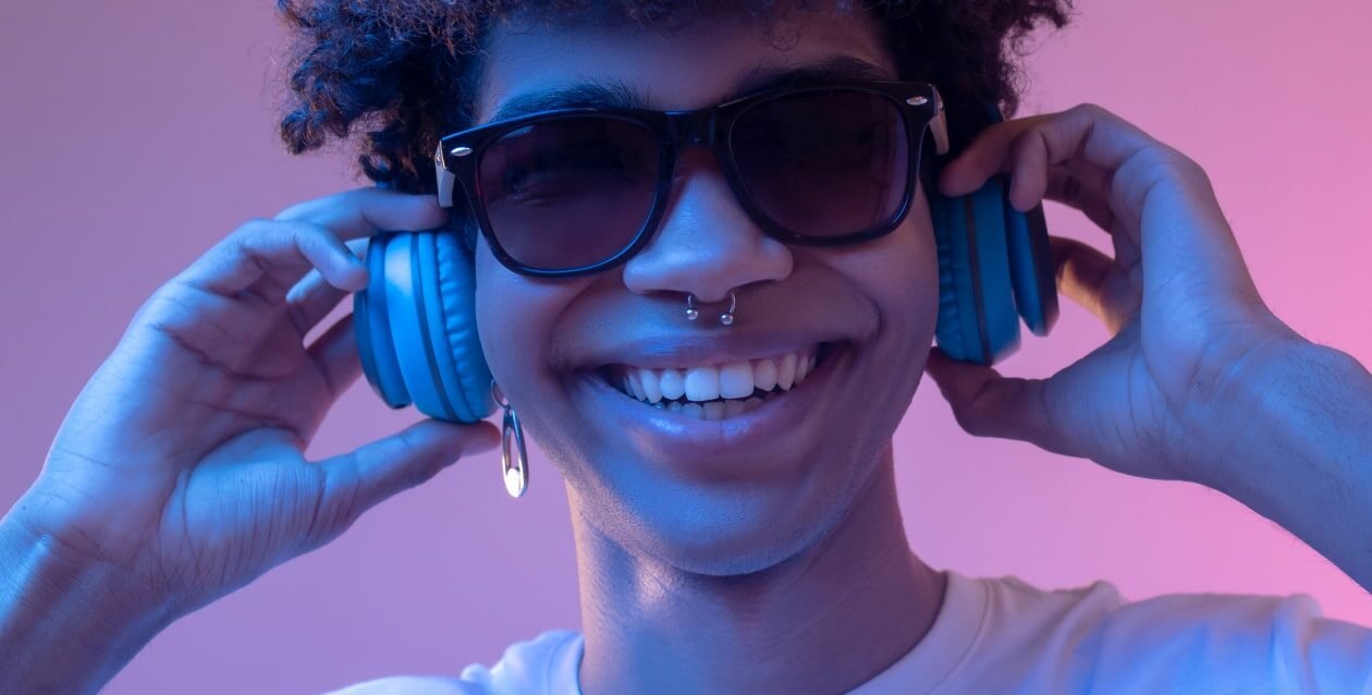 happy-guy-dark-skinned-guy-min happy-guy-dark-skinned-guy-min